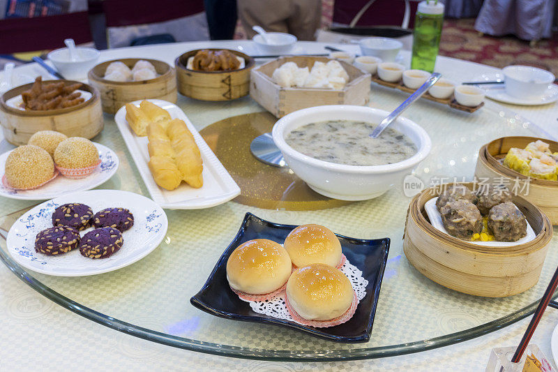 餐厅餐桌上广东dum sum的特写